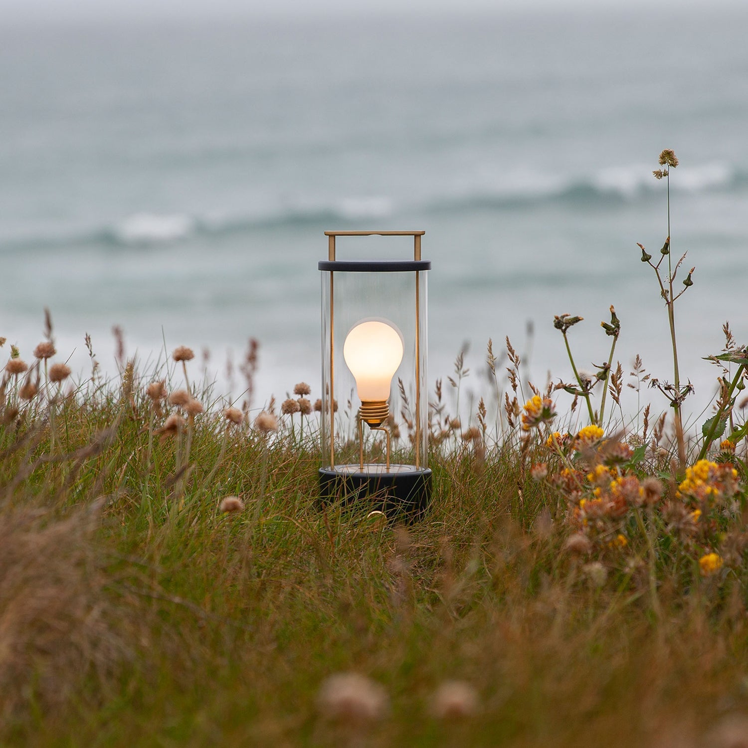Portable Table Lamp in Hackles Black